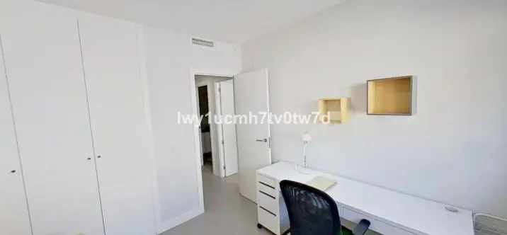 Sale of middle floor apartment in Arroyo de la Miel 4