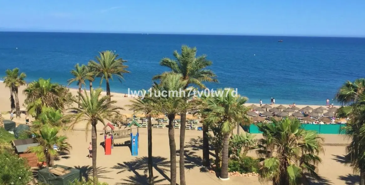 Sale of middle floor apartment in Arroyo de la Miel 17