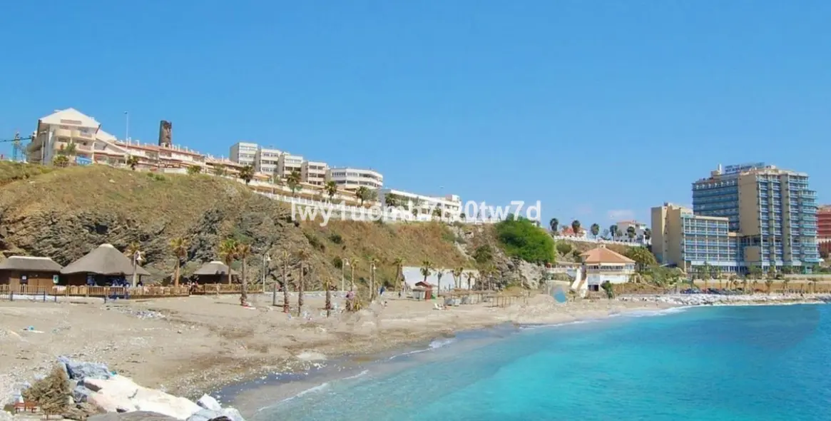 Sale of middle floor apartment in Arroyo de la Miel 21