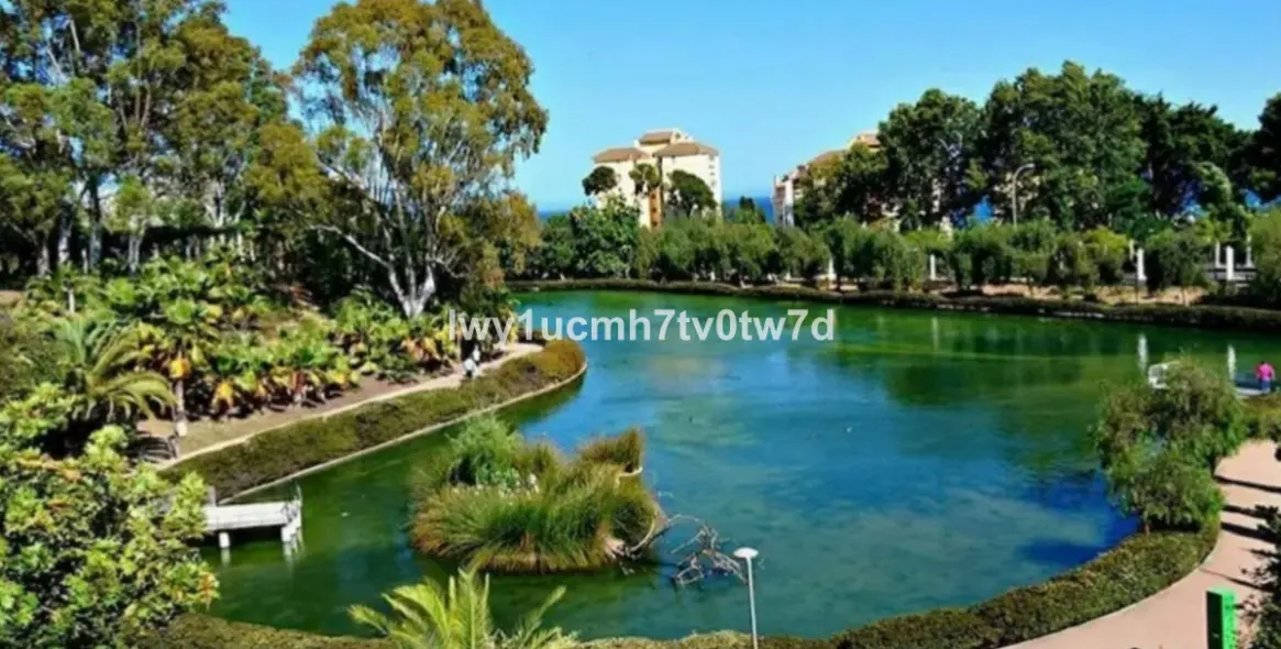 Sale of middle floor apartment in Arroyo de la Miel 22
