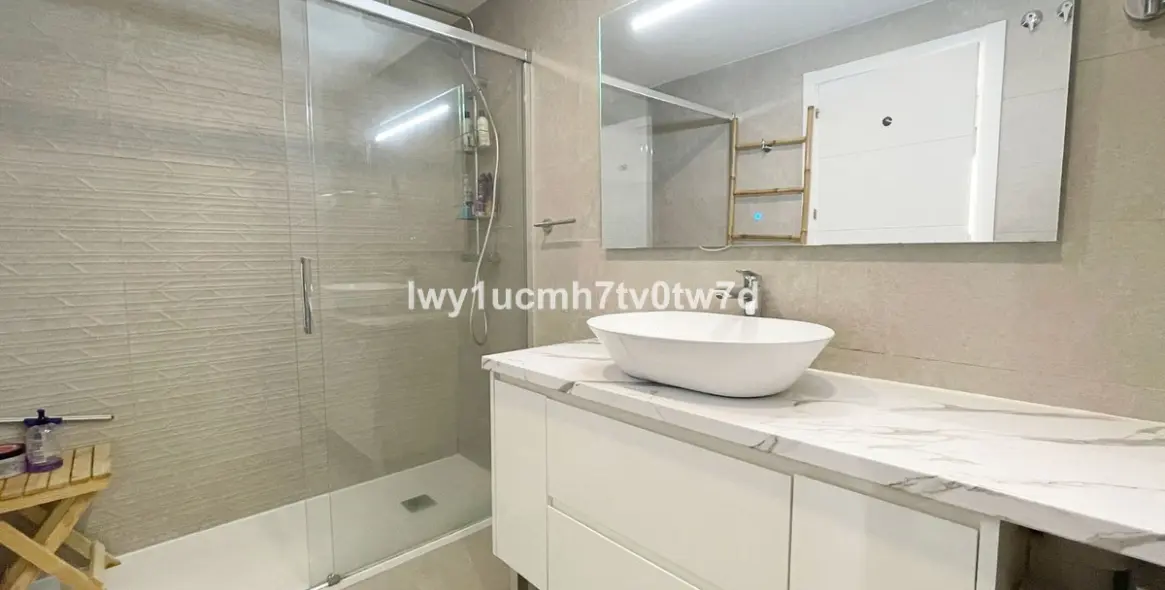 Sale of middle floor apartment in Arroyo de la Miel 28
