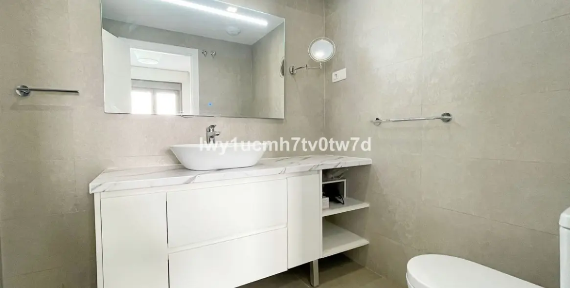Sale of middle floor apartment in Arroyo de la Miel 29