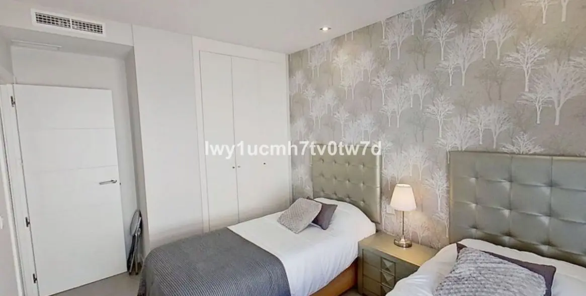 Sale of middle floor apartment in Arroyo de la Miel 17
