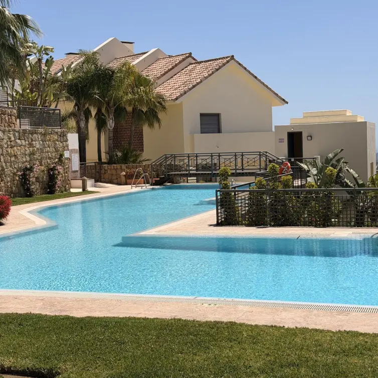 Продажа апартаментов на первом этаже в Altos de los Monteros