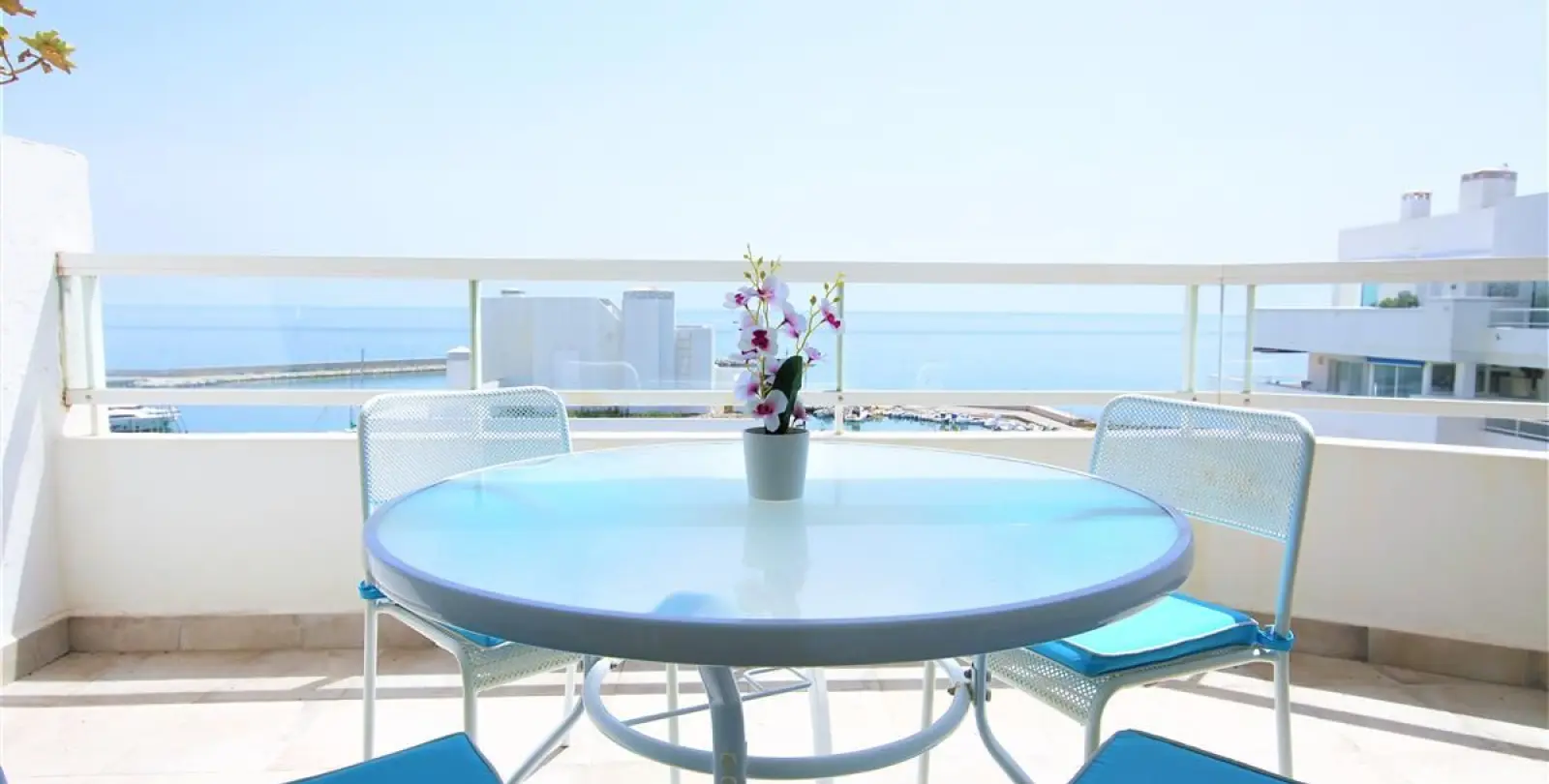 Sale of penthouse in Estepona 2