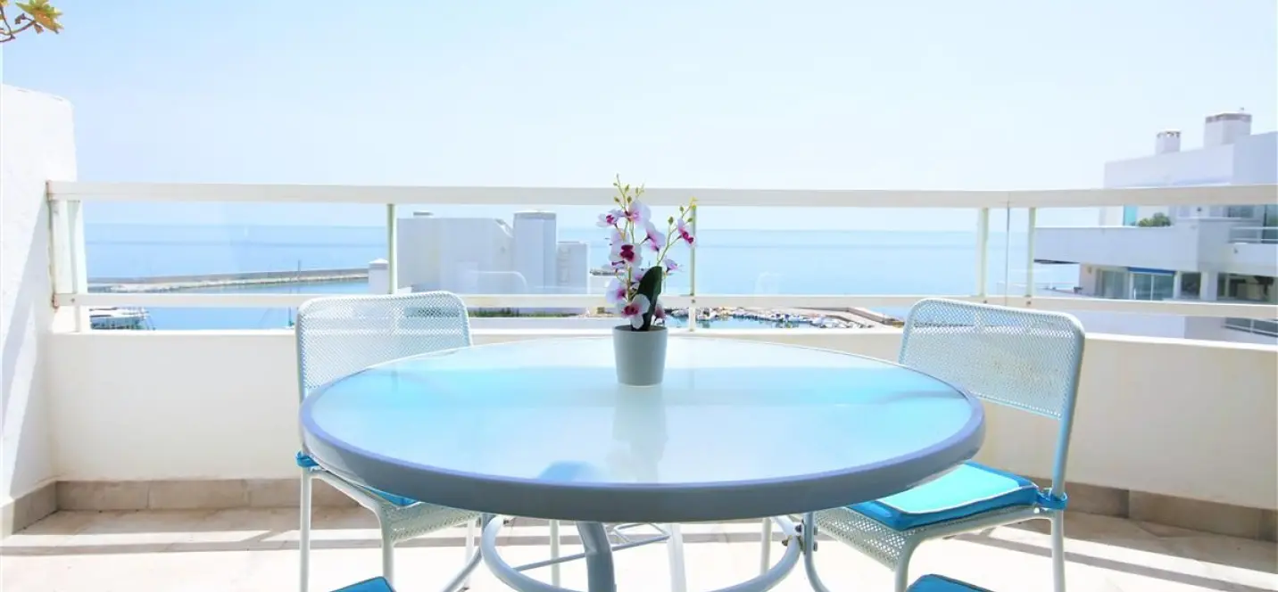 Sale of penthouse in Estepona 1