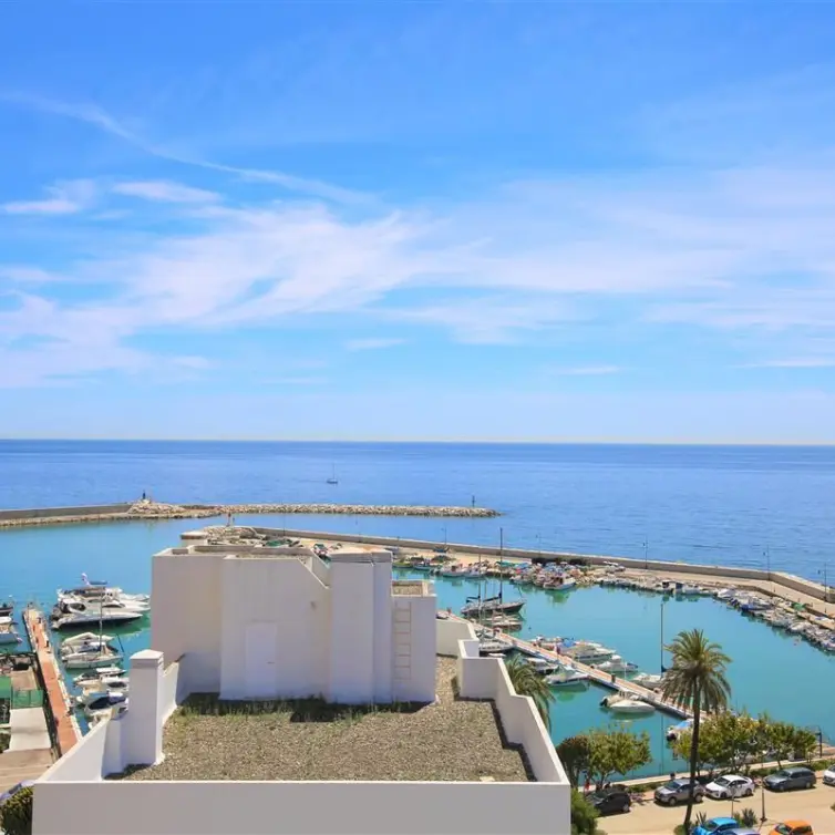 Sale of penthouse in Estepona