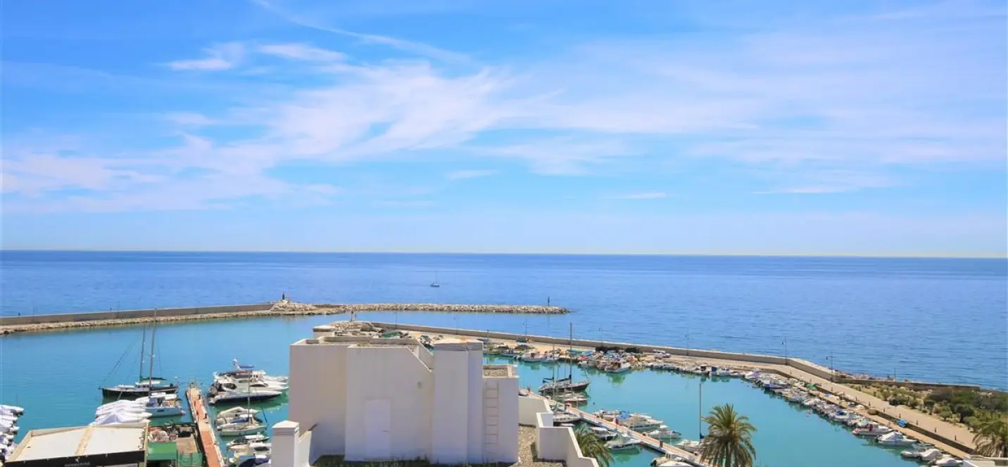 Sale of penthouse in Estepona 2
