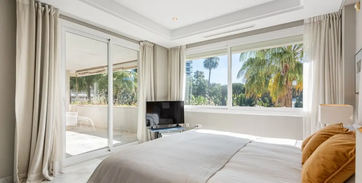 Venta de apartamento en planta baja en Nagüeles 13