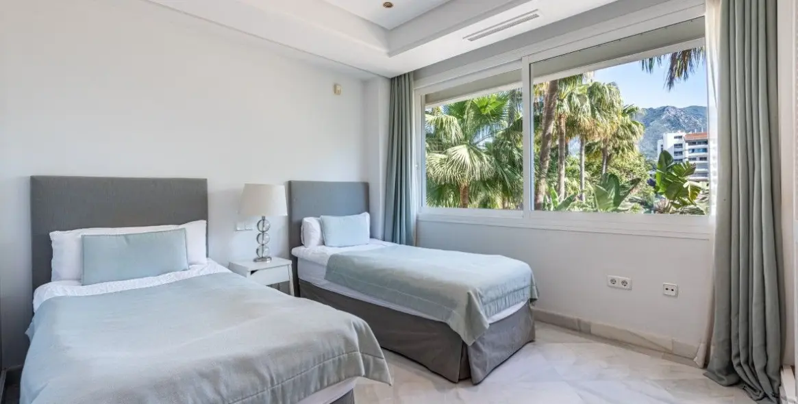 Venta de apartamento en planta baja en Nagüeles 16