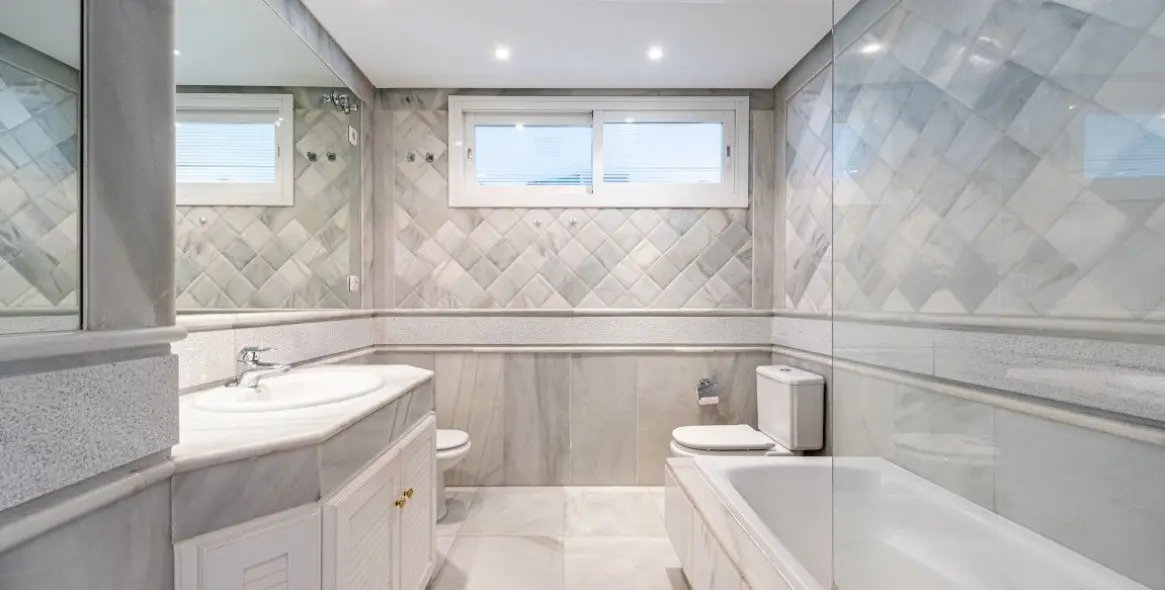 Venta de apartamento en planta baja en Nagüeles 18