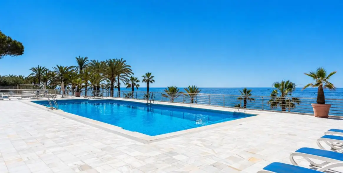 Venta de apartamento en planta baja en Nagüeles 24