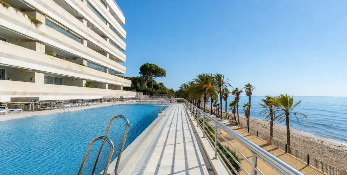 Venta de apartamento en planta baja en Nagüeles 30