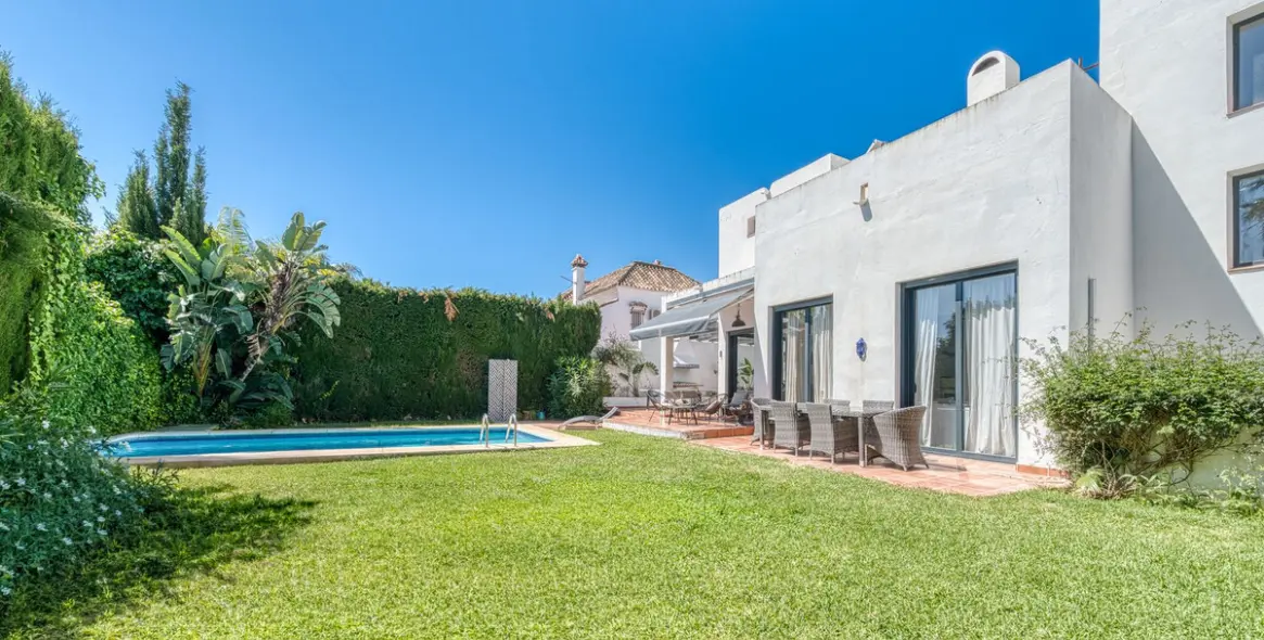 Venta de villa independiente en Nueva Andalucía 1