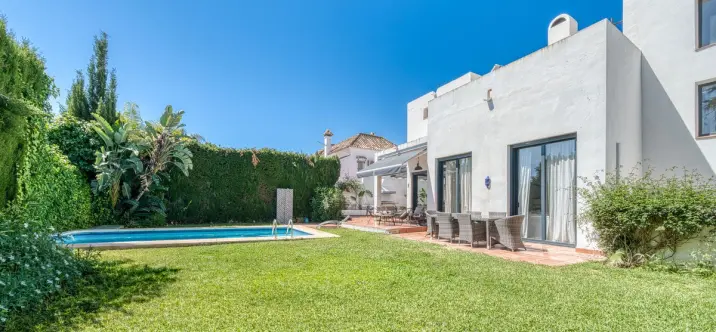 Venta de villa independiente en Nueva Andalucía 0