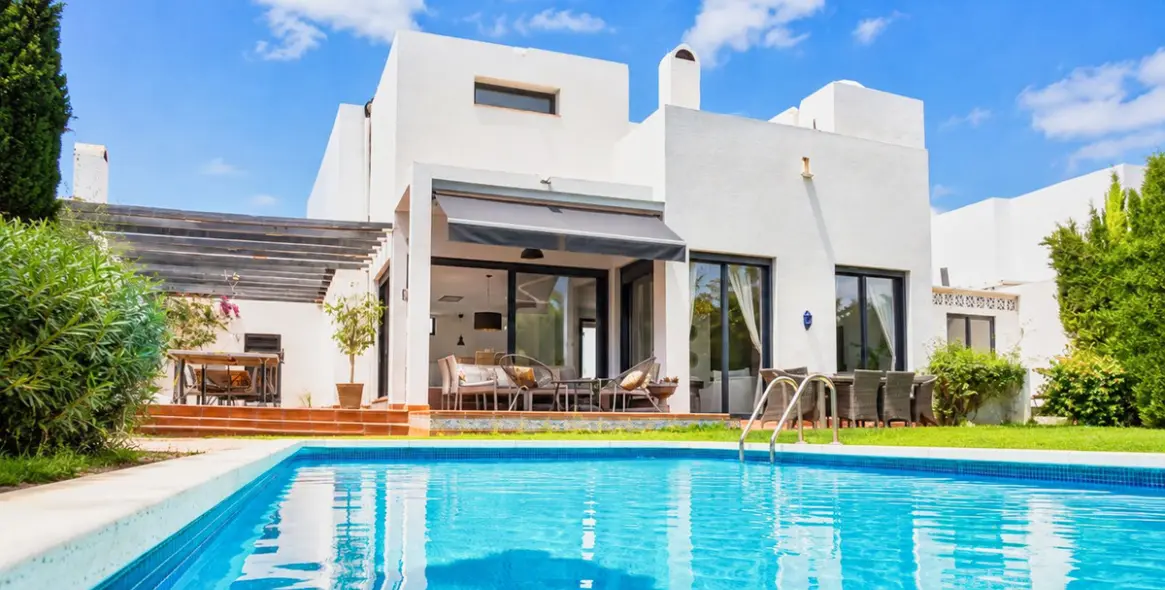 Venta de villa independiente en Nueva Andalucía 4