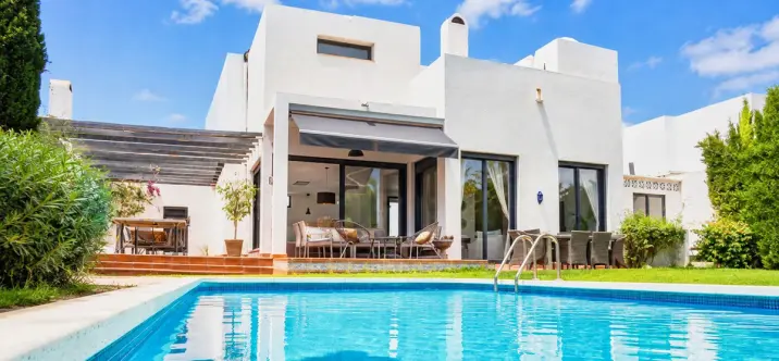 Venta de villa independiente en Nueva Andalucía 3