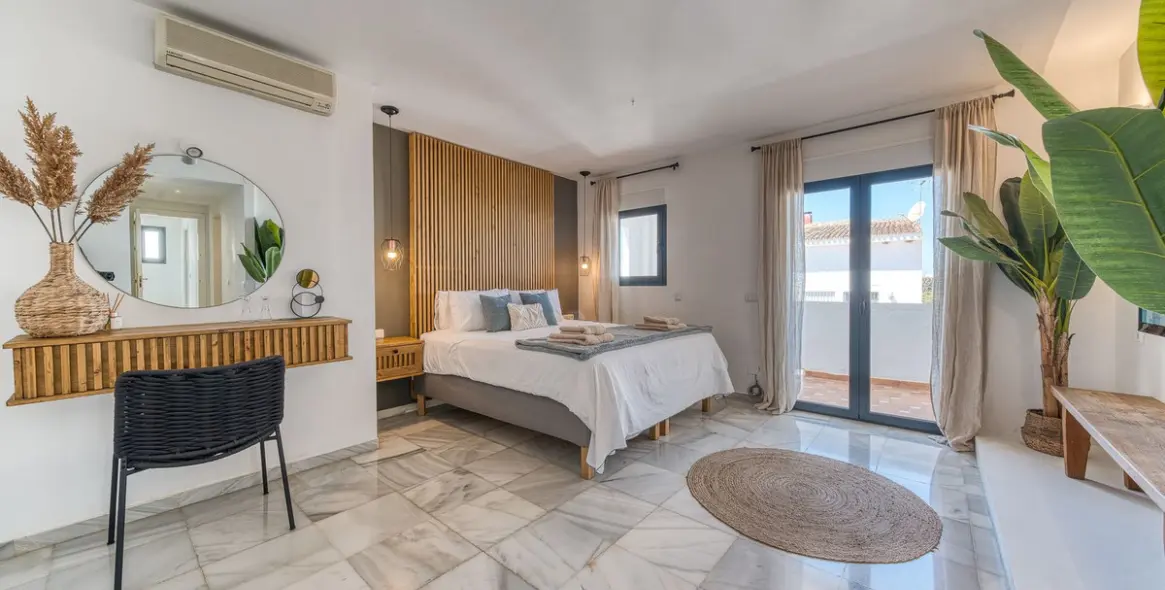 Venta de villa independiente en Nueva Andalucía 5