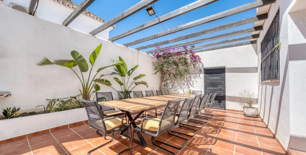 Venta de villa independiente en Nueva Andalucía 24