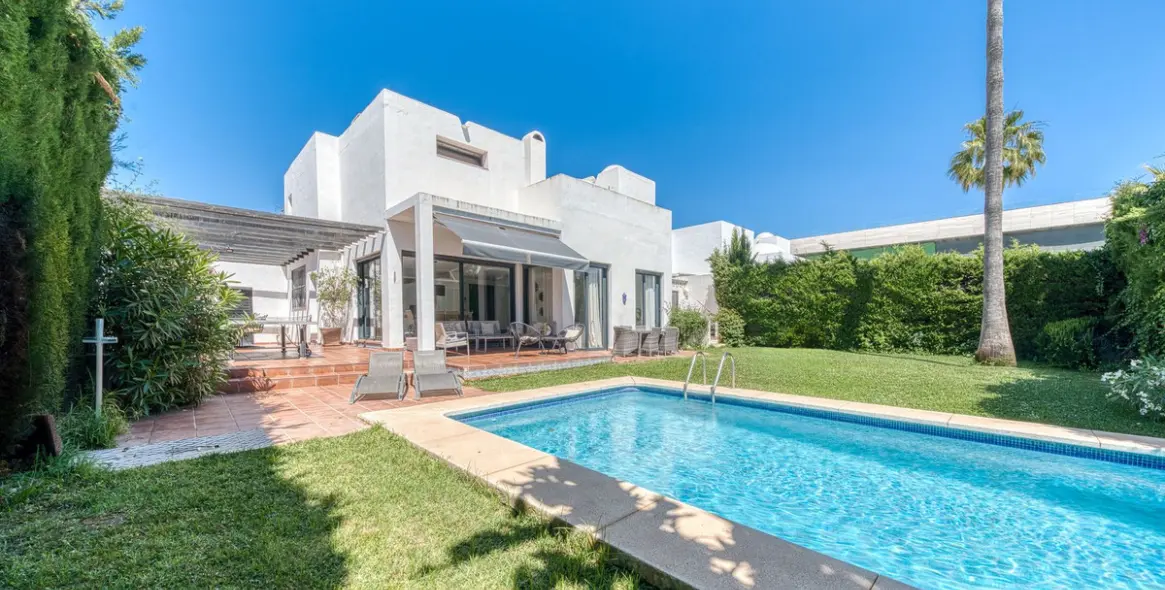 Venta de villa independiente en Nueva Andalucía 25