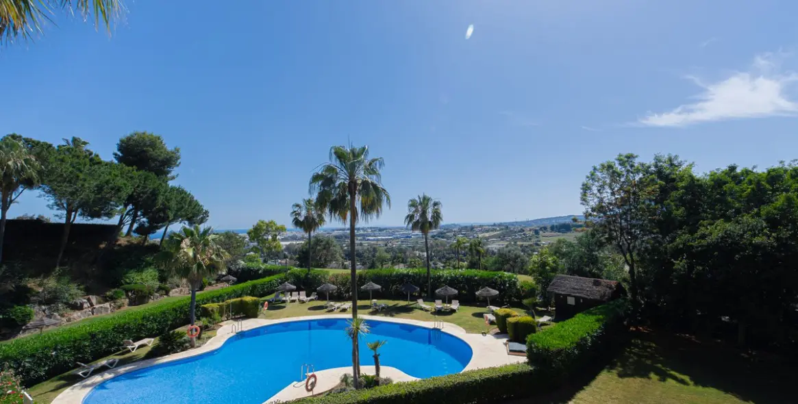 Venta de apartamento en planta media en Nueva Andalucía 1