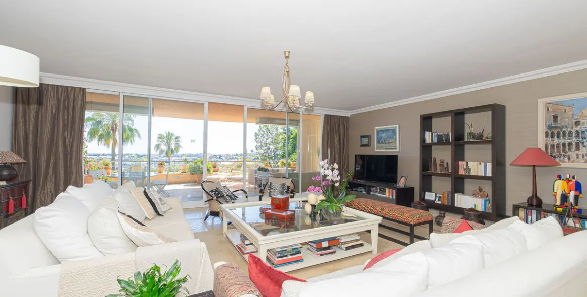 Venta de apartamento en planta media en Nueva Andalucía 2