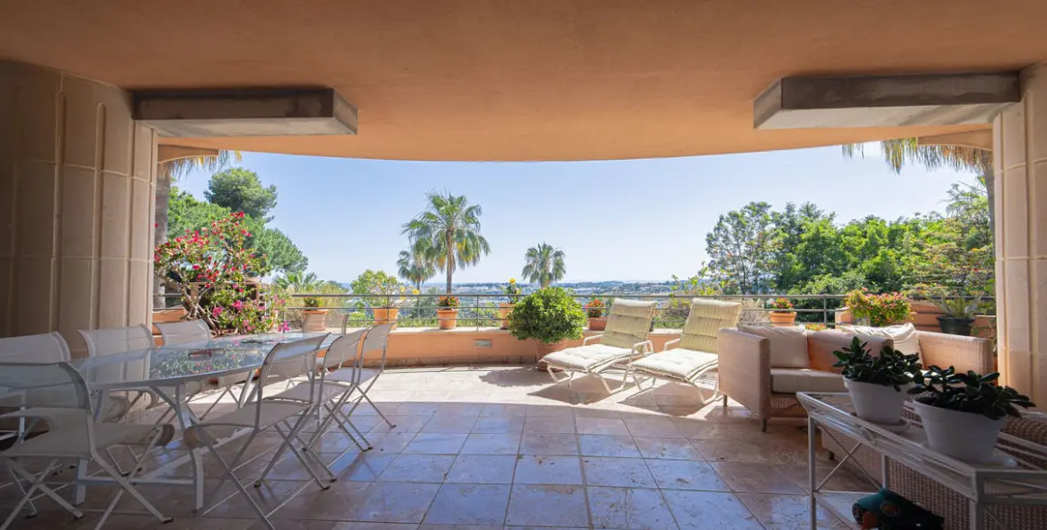 Venta de apartamento en planta media en Nueva Andalucía 3