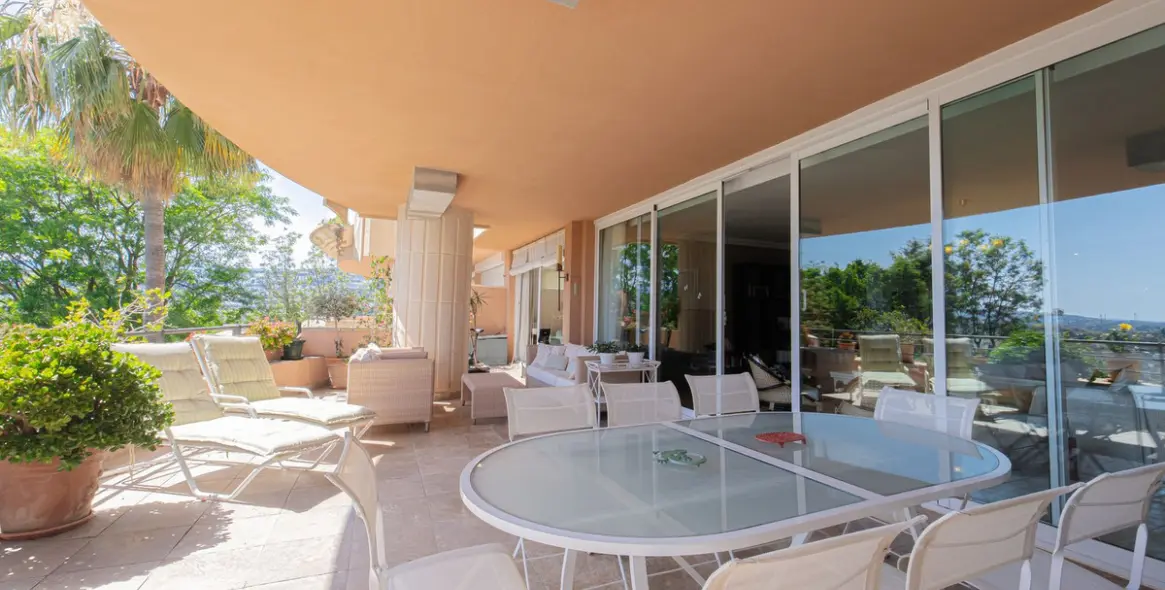Venta de apartamento en planta media en Nueva Andalucía 4