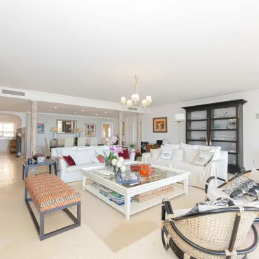 Venta de apartamento en planta media en Nueva Andalucía