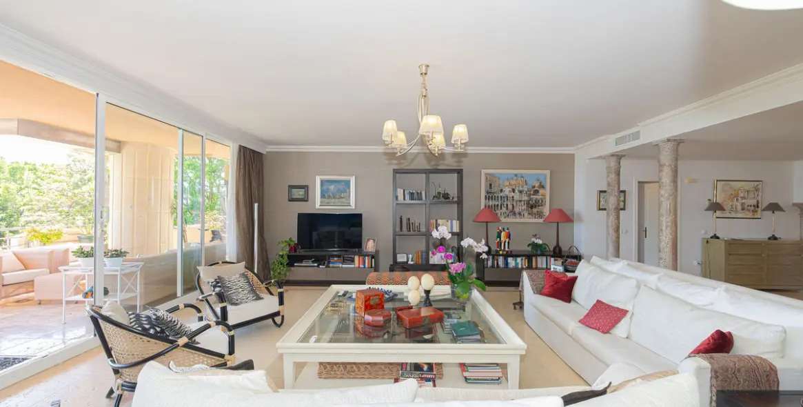 Venta de apartamento en planta media en Nueva Andalucía 9
