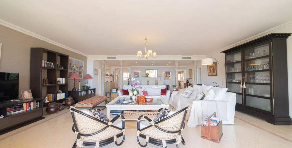 Venta de apartamento en planta media en Nueva Andalucía 10