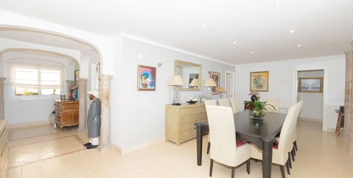 Venta de apartamento en planta media en Nueva Andalucía 11