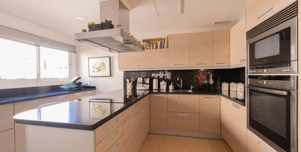 Venta de apartamento en planta media en Nueva Andalucía 21