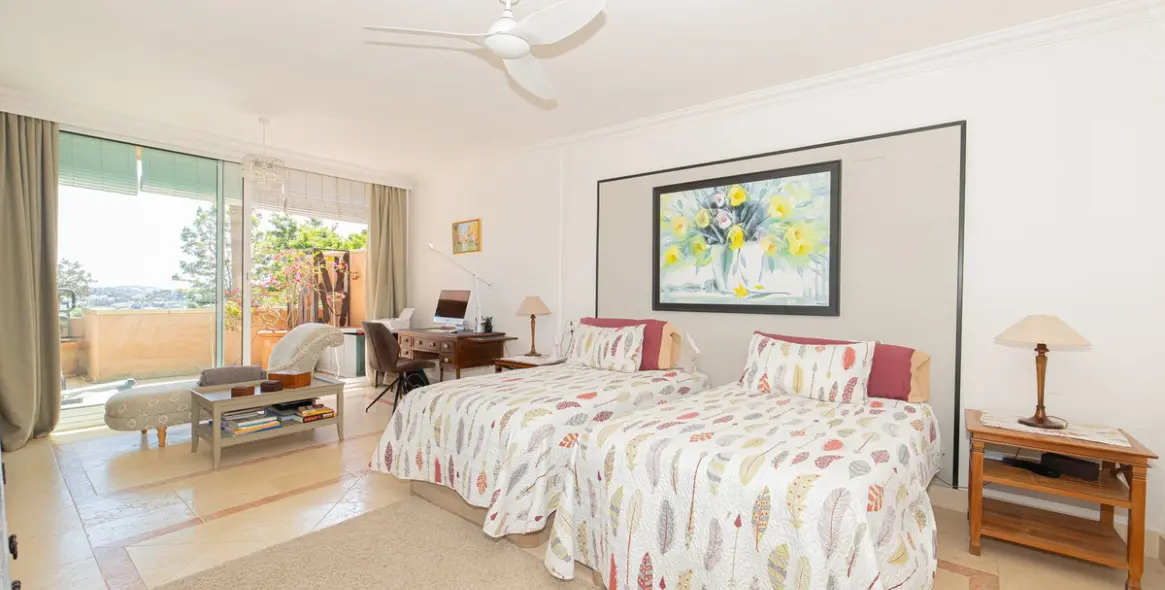 Venta de apartamento en planta media en Nueva Andalucía 25