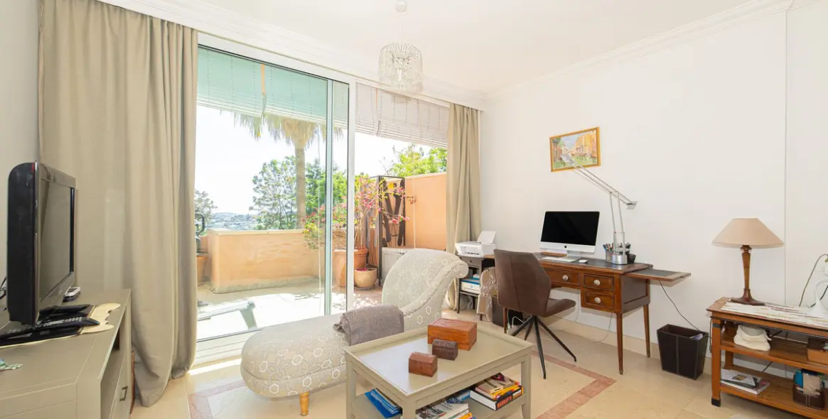 Venta de apartamento en planta media en Nueva Andalucía 27