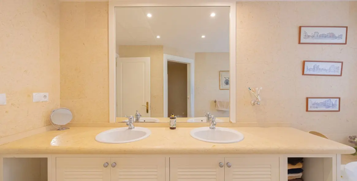 Venta de apartamento en planta media en Nueva Andalucía 28