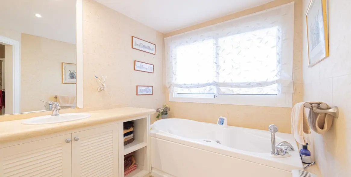Venta de apartamento en planta media en Nueva Andalucía 31