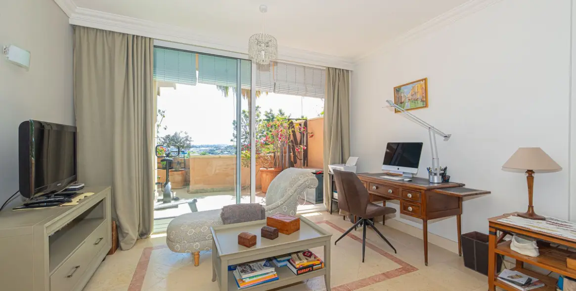 Venta de apartamento en planta media en Nueva Andalucía 34