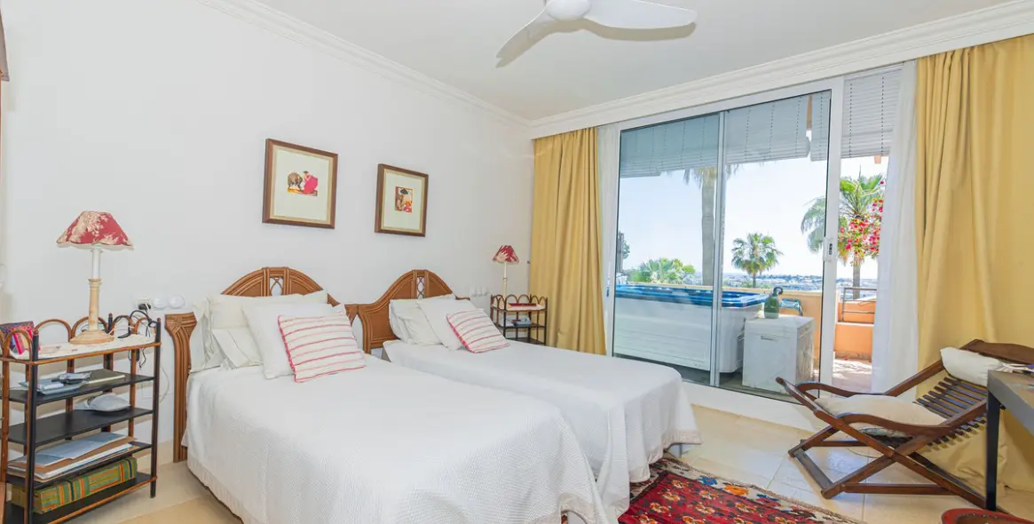 Venta de apartamento en planta media en Nueva Andalucía 37