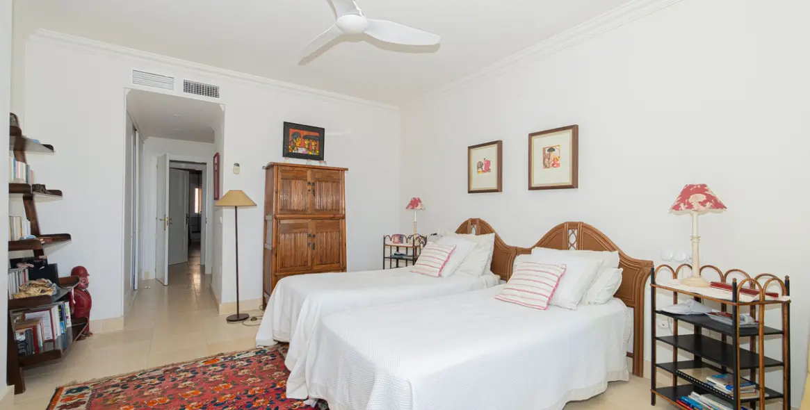Venta de apartamento en planta media en Nueva Andalucía 38