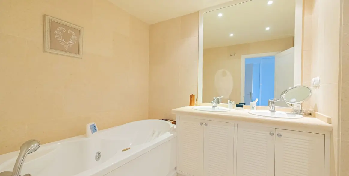 Venta de apartamento en planta media en Nueva Andalucía 40