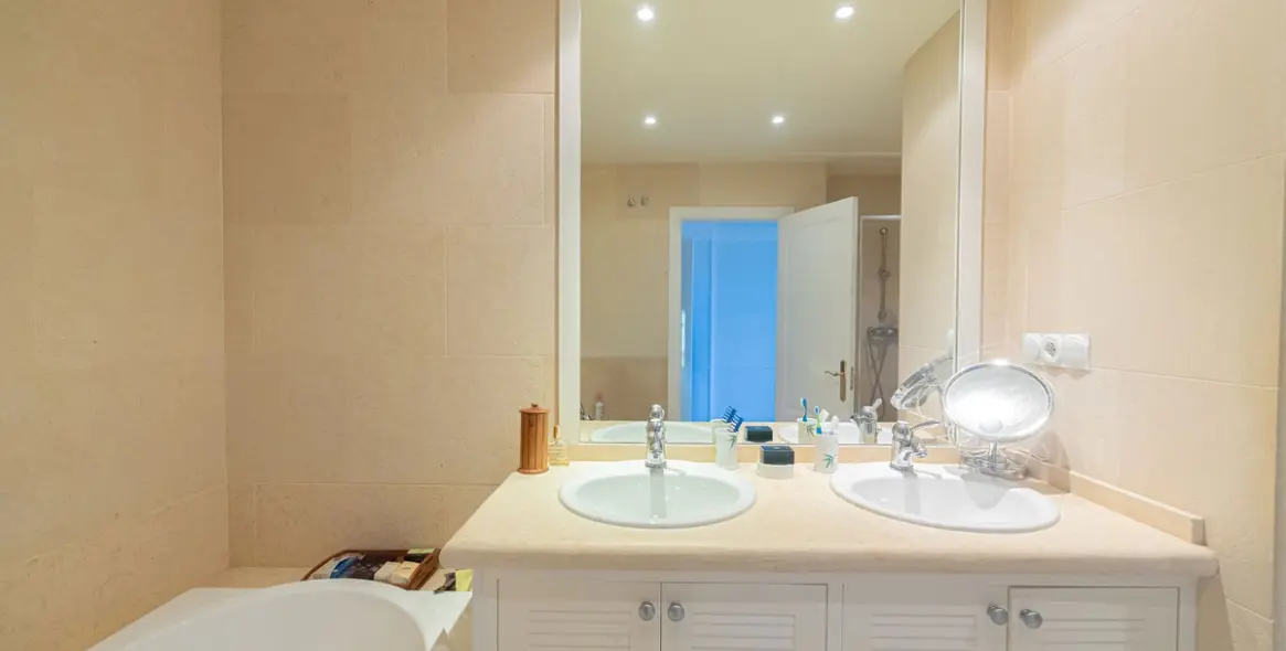 Venta de apartamento en planta media en Nueva Andalucía 43