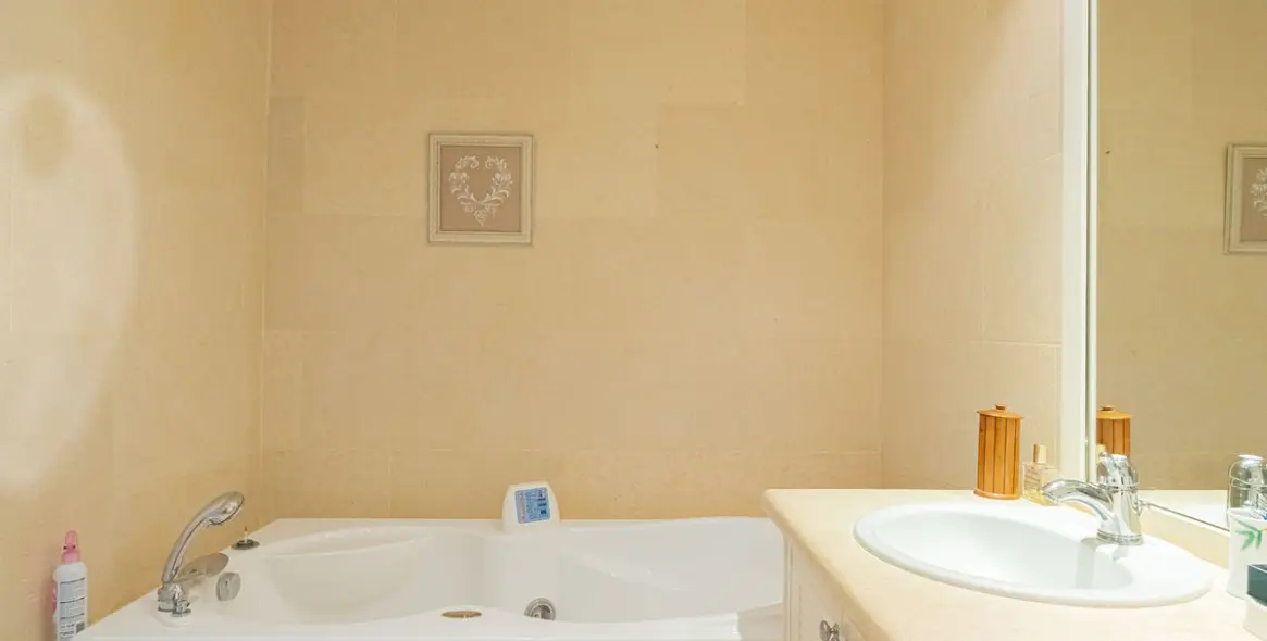 Venta de apartamento en planta media en Nueva Andalucía 50