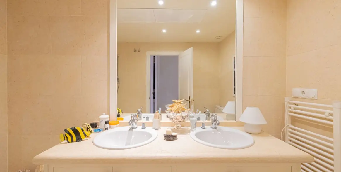 Venta de apartamento en planta media en Nueva Andalucía 56