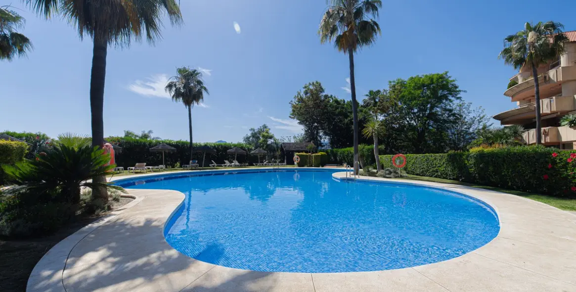 Venta de apartamento en planta media en Nueva Andalucía 82