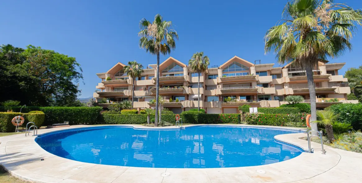 Venta de apartamento en planta media en Nueva Andalucía 85
