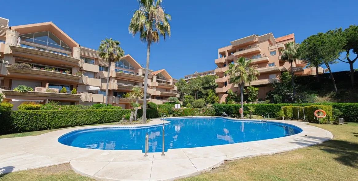 Venta de apartamento en planta media en Nueva Andalucía 86