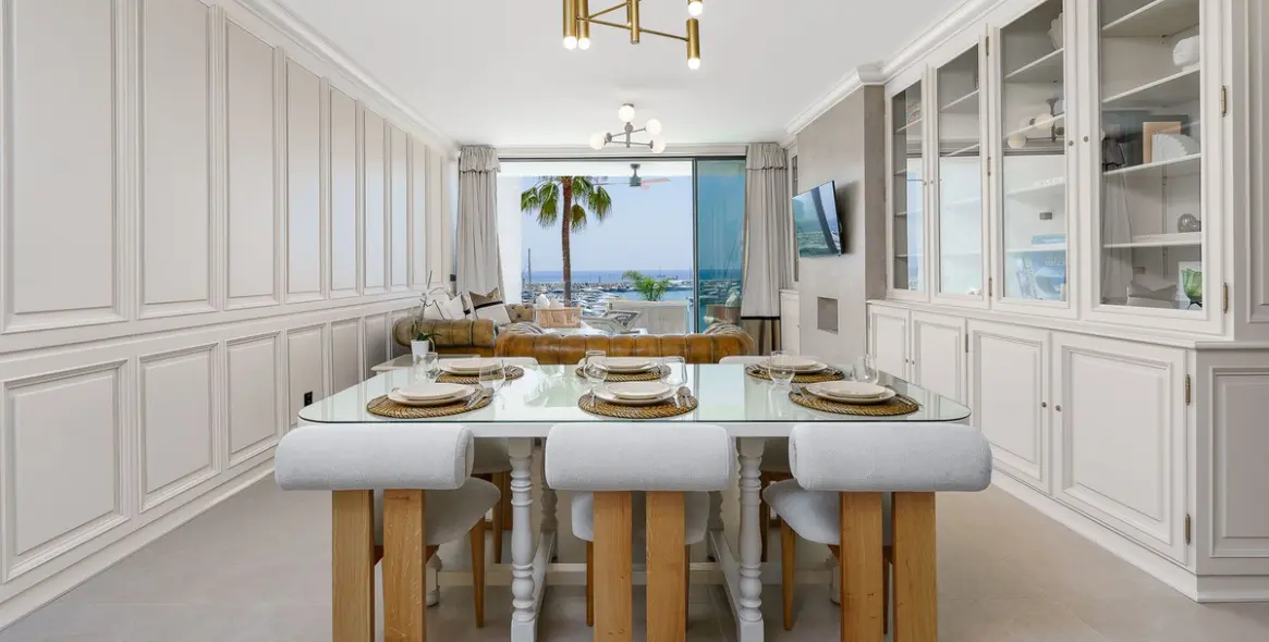 Venta de apartamento en planta media en Puerto Banús 1