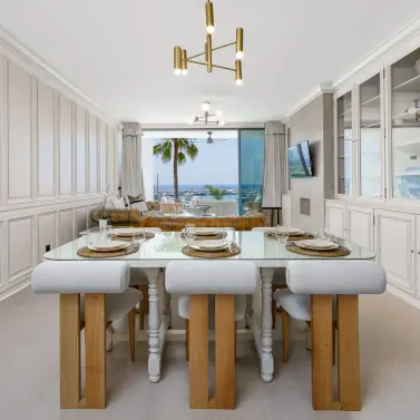 Venta de apartamento en planta media en Puerto Banús