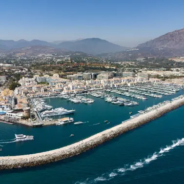 Venta de apartamento en planta media en Puerto Banús